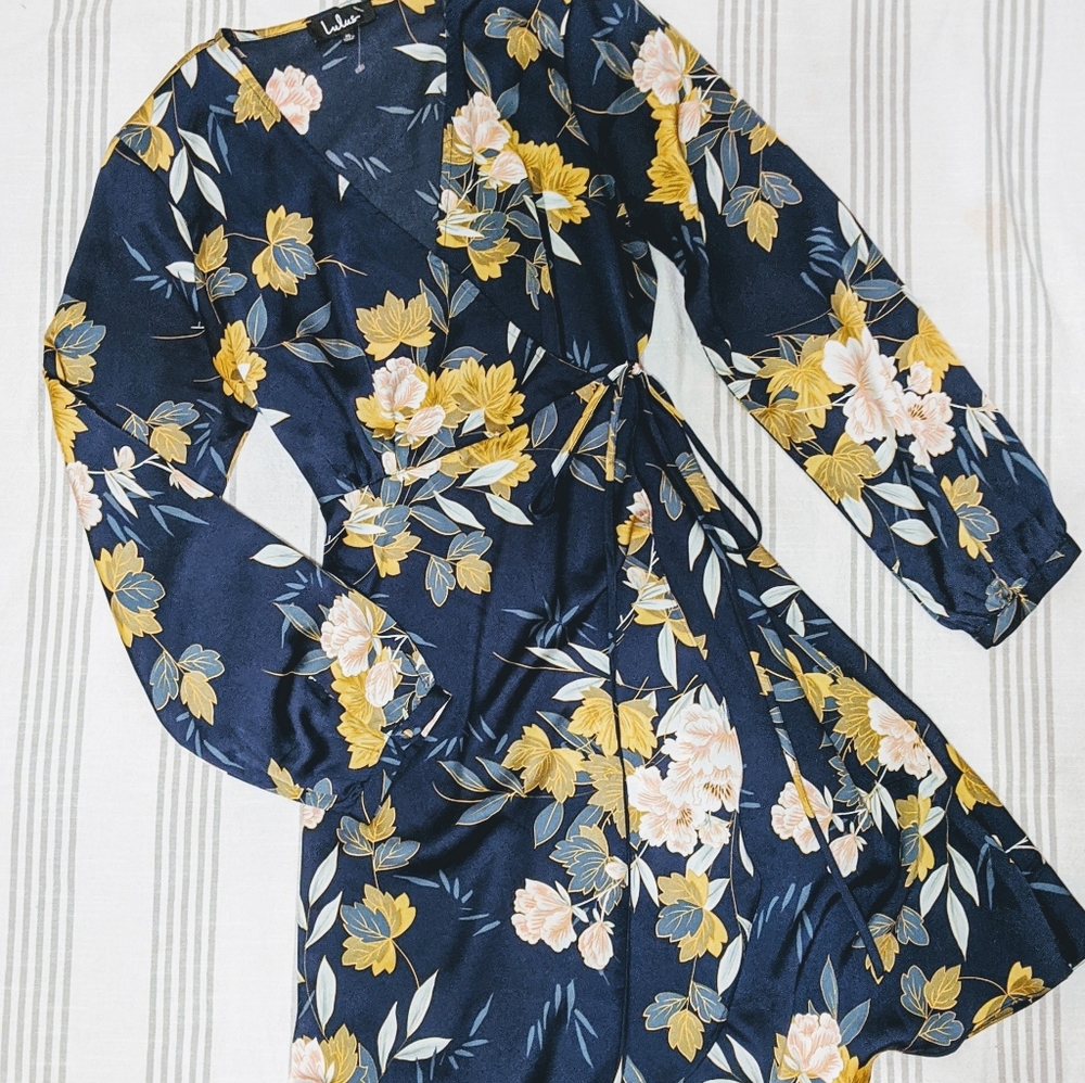 ✨SOLD✨ Lulus Navy Floral Wrap Dress